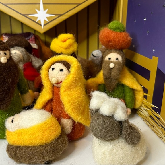 Nativity Set Handcrafted Wool 15 pieces - Picture 7 of 10